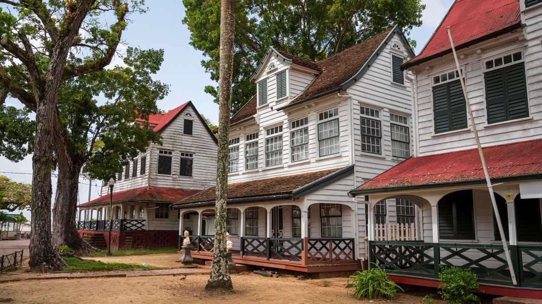 Surinaamse architectuur als verwijzing naar internationale roots
